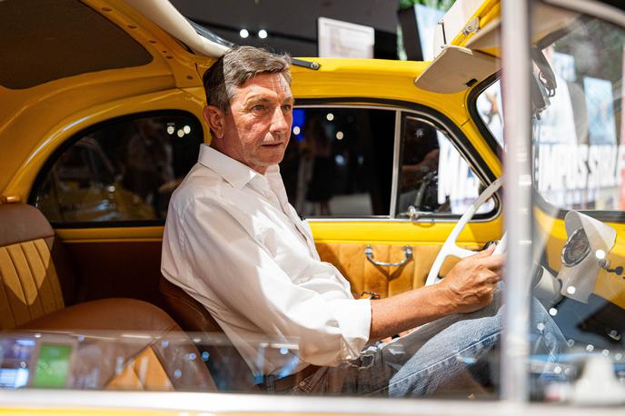 Borut Pahor, premiera Misija: Nemogoče | Borut Pahor si je na veliki premieri akcije Misija: Nemogoče – Maščevanje, 1. del podrobno ogledoval rumenega fička. Se bo po katri odločil za nakup še enega starodobnika? | Foto Mediaspeed