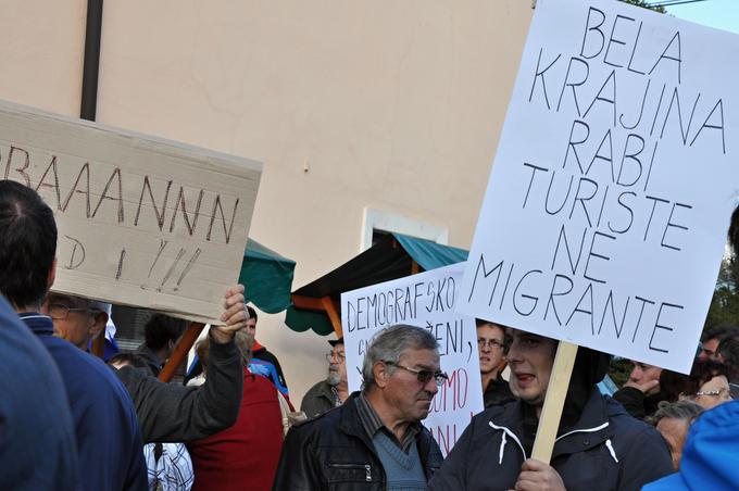 protest proti migrantskemu centru v Beli krajini | Foto: STA ,