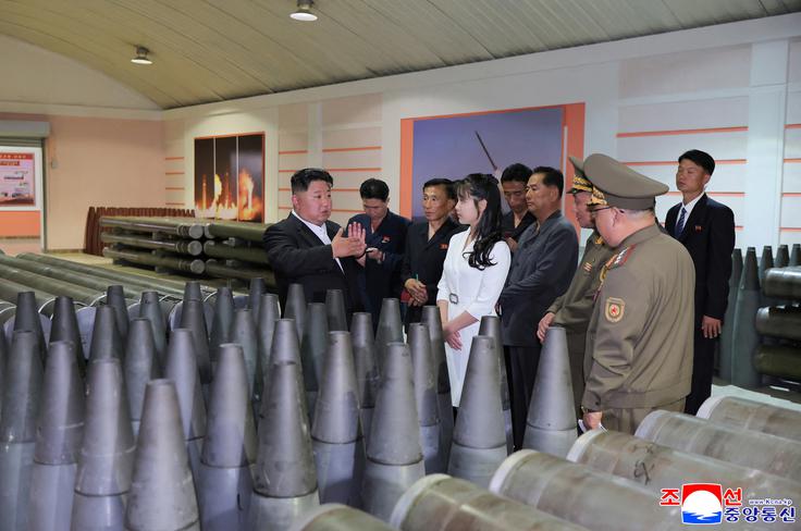 Severnokorejski voditelj Kim Džong Un si je v ponedeljek ogledal tovarno orožja in streliva na nerazkriti lokaciji v državi. Fotografije so objavili severnokorejski državni mediji. | Foto: Reuters