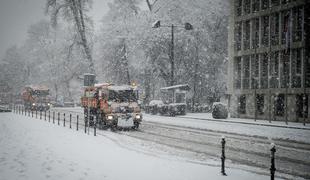 Dežurne službe ves dan odstranjevale posledice močnega sneženja