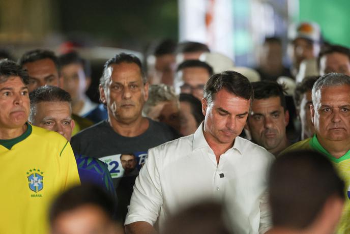 Bolsonaro naj bi pobegnil iz Brazilije, policija mu je preklicala potna lista