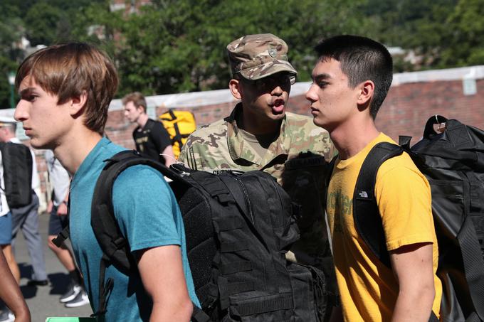 Mladi Američani se lahko povsem prostovoljno odločijo, ali želijo, da se nanje derejo vojaški naredniki.  | Foto: Reuters