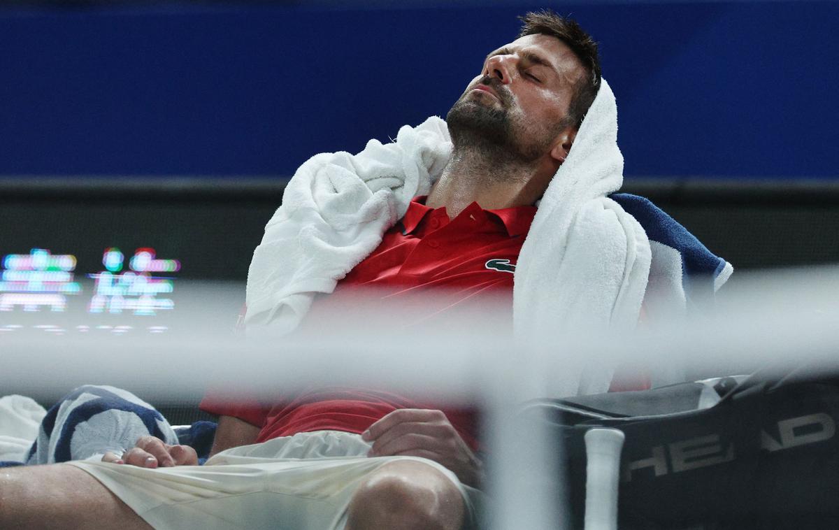 Novak Đoković | Novak Đoković je po izgubljenem drugem nizu obležal na igrišču in se ob robu komaj spravil k sebi. | Foto Reuters