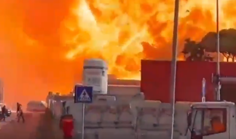 Močna eksplozija in ogromen požar na bencinski črpalki #video