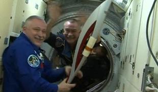 Rusi olimpijsko baklo peljali na vesoljski sprehod (video)