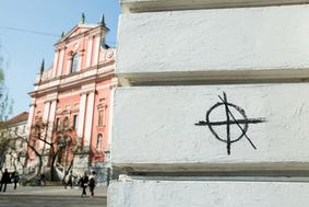 "Na glavnem trgu v Ljubljani imate neonacistični simbol"