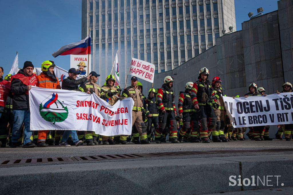 Protestni shod poklicnih gasilcev pred poslopjem vlade. gasilci