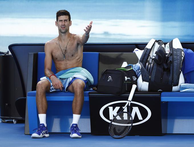 Novak Đoković ni bi zadovoljen, potem ko so sredi dneva prižgali luči. | Foto: Gulliver/Getty Images