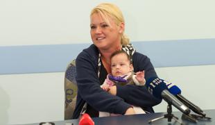 Zdravniki rešili nosečnico z odpovedjo pljuč in njeno nedonošenko