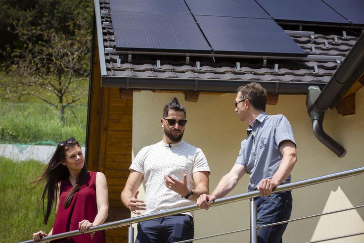 Eva in Uroš z Bojanom, uporabnikom hibridne sončne elektrarne Ngen Star | Foto: Bojan Puhek