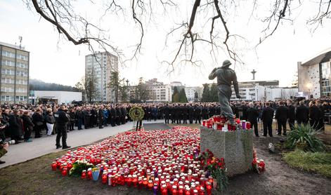 Nepregledna množica v slovo trem rudarjem #video #foto