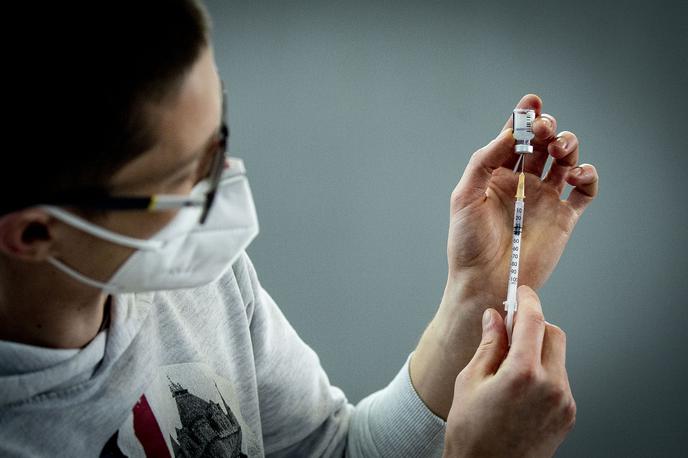 Cepljenje covid-19 | Strategija boja proti epidemiji bolezni covid-19 zajema prostovoljno cepljenje odraslih, znanost pa še vedno išče zanesljiv odgovor, ali je to dovolj. | Foto Ana Kovač