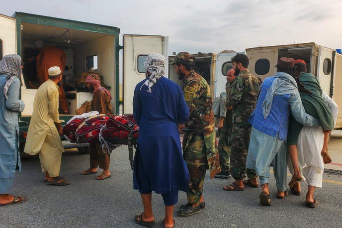 Afganistan potres | Prebivalci vlečejo trupla izpod ruševin. | Foto Reuters