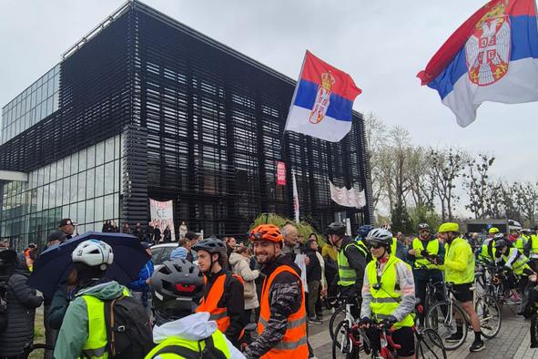 Srbski študenti s kolesi krenili proti Strasbourgu #video