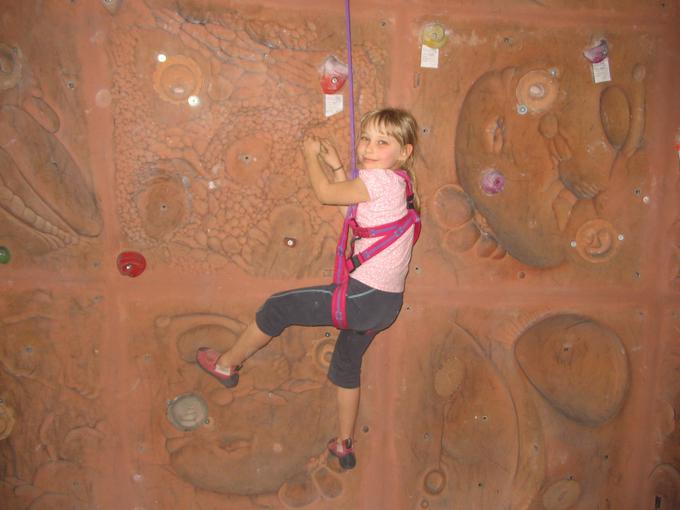 Ko je leta 2006, pri sedmih letih, prvič preizkusila balvansko steno (na fotografiji je sicer težavnostna), je vedela, da je to to. Njen talent je prepoznal tudi žal že pokojni plezalec in alpinist Rok Šisernik, ki je bil Janjin prvi trener. | Foto: osebni arhiv/Lana Kokl