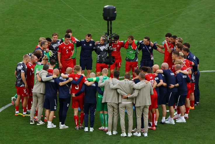 Danci so po tekmi stopili v krog. | Foto: Reuters