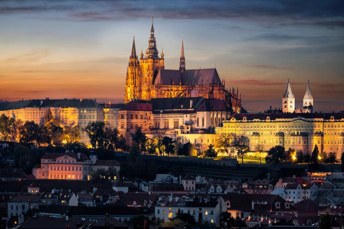 Praga | Raziskava Voxpota in tehnološkega kolektiva Druit nakazuje na to, da ruska oziroma proruska dezinformacijska kampanja na Češkem ni naključna ali obrobna, temveč izjemno sistematična. Gre za vsakodnevno prevajanje in širjenje na tisoče vsebin z ruskih portalov pod sankcijami, kar najverjetneje pomeni, da Moskva Češko obravnava kot pomembno tarčo. Ob tem je opazno, da država sicer formalno prepoveduje širjenje teh vsebin, vendar pristojni organi ne izvajajo nobenih ukrepov, kar omogoča, da se mreža dezinformacij in propagandnih objav širi brez večjih ovir. Na fotografiji češka prestolnica Praga. | Foto Shutterstock