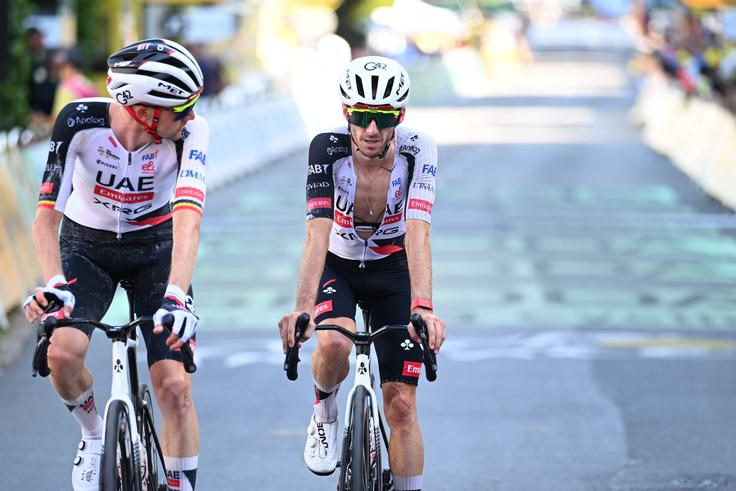 Adam Yates je včeraj v cilj prikolesaril s pomočjo Tima Wellensa. | Foto: Guliverimage