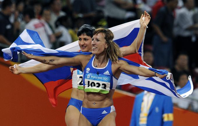 Grkinja Hrysopiyi Devetzi (v ospredju) in Rusinja Tatjana Lebedeva (za njo) slavita v Pekingu, zdaj pa bosta morali medalje vrniti. | Foto: Reuters
