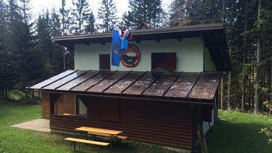 Zavetišče gorske straže na Jelencih (1185 m)