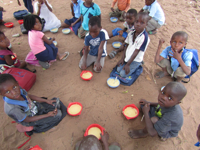 Otrokom v šolah vsak dan pripravijo hrano. To je velikokrat tudi razlog, da jih starši pustijo v šolo in da se sami odločijo zanjo. | Foto: osebni arhiv/Lana Kokl