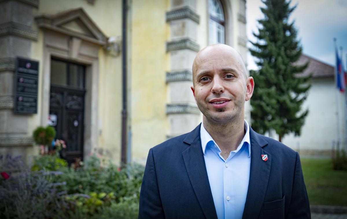 Samo Pogorelc | Pogorelc je prek pooblaščenca vložil zahtevo za 60 tisoč evrov odškodnine, policistka, ki je v prostem času posredovala na prireditvi, na kateri so napadli župana Ribnice, pa za 96.500 evrov. | Foto Ana Kovač