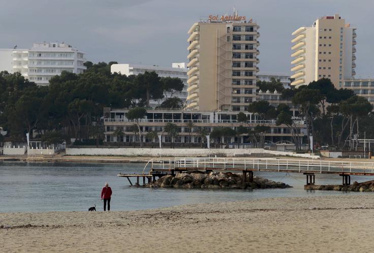 Če gremo z letalom v oddaljeno turistično naselje, kjer smo od lokalnega okolja in prebivalstva izolirani in nismo v stiku z njim, potovanje z vidika odgovornega turizma, pa tudi izkustvenega, nima smisla. | Foto: 