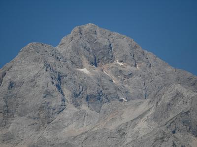 Črn dan v slovenskih gorah: planinec na poti na Triglav zdrsnil v smrt