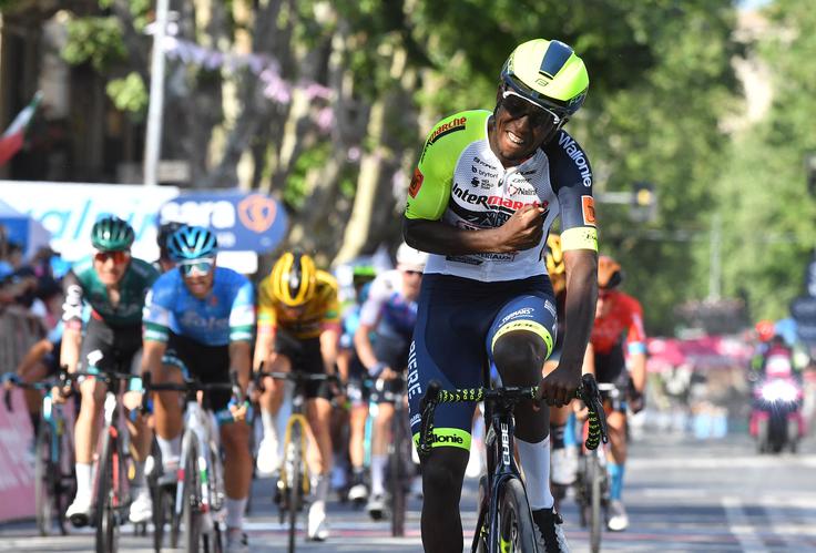 Biniam Girmay se je v torek vpisal v zgodovino kot prvi Afričan, ki je dobil etapo na Giru. | Foto: Reuters