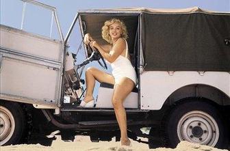 Marilyn Monroe v land roverju