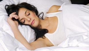 Ženske negotovosti: pred partnerji spijo naličene