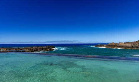 Na španskem Tenerifu visoki valovi odnesli tri življenja