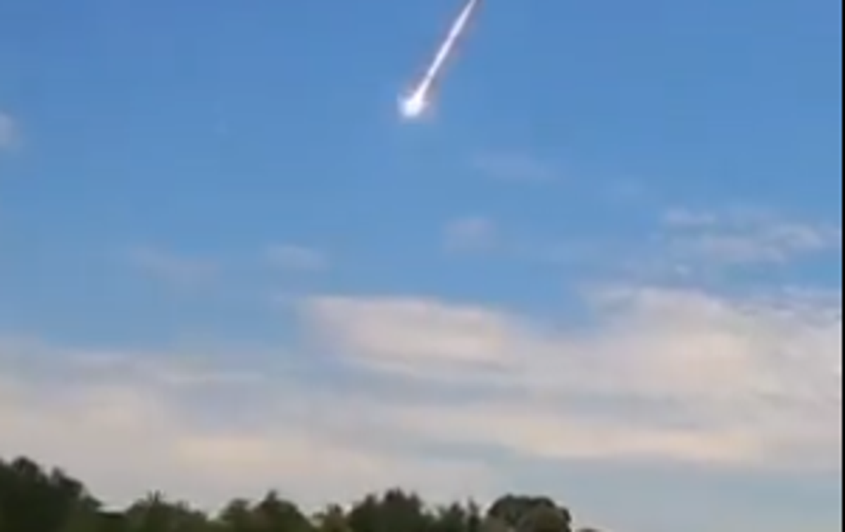 Meteorit | NASA je posnela, kako je vesoljska skala 26. junija sredi belega dne poletela po nebu in eksplodirala.  | Foto World News/X