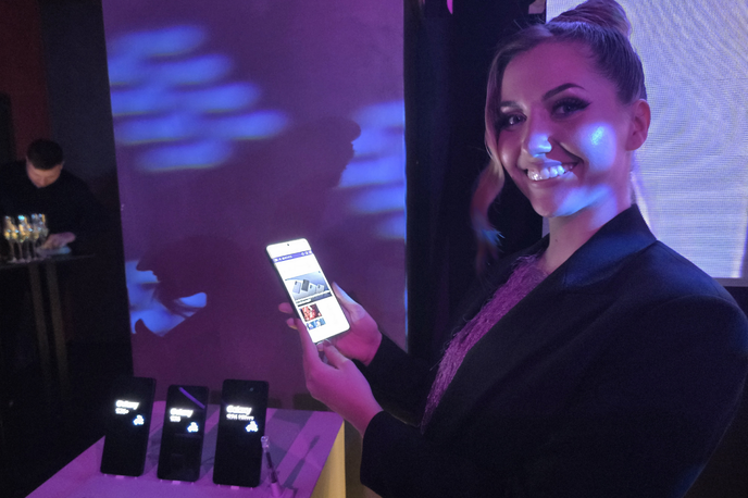 Samsung Galaxy S26, predstavitev | Najzmogljivejši med njimi, Samsung Galaxy S26 Ultra, bo po vsem svetu opremljen s trenutno zmogljivejšim mobilnim procesorjem Snapdragon 8 Elite Gen 5, ki ga je proizvajalec Qualcomm posebej optimiziral za Samsungove naprave Galaxy. Druga dva modela bosta na ameriškem in azijskem trgu imela prav tako ta procesor, medtem ko bosta drugod po svetu in tako tudi na naši celini opremljena z najzmogljivejšim Samsungovim procesorjem Exynos 2600. | Foto Srdjan Cvjetović