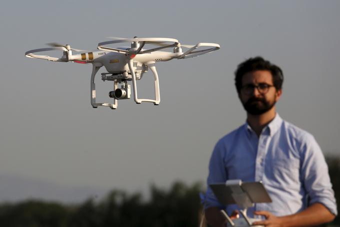 Objave posnetkov dronov na družbenih omrežjih, kjer je vidna kršitev uredbe, so lahko povod za kazni. | Foto: Reuters