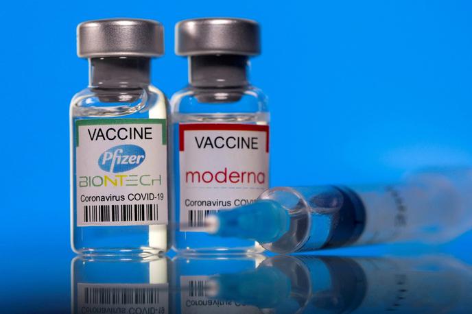 Fortrade_Cepivo_1 | Obsežna raziskava v Veliki Britaniji je pokazala, da sta cepivi podjetij Pfizer in BioNTech ter Moderne 20 tednov po cepljenju z drugim odmerkom le približno desetodstotno učinkoviti pri preprečevanju simptomatične okužbe z omikronom, sta pa še vedno učinkoviti pri zaščiti pred hujšim potekom bolezni covid-19.