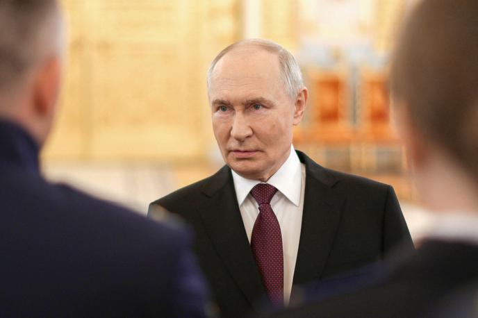 Vladimir Putin | Vladimir Putin pravi, da so ruske naftne rafinerije civilni objekti, ki ne bi smeli biti tarča napadovi, Rusija pa je medtem že v prvih tednih napadov na Ukrajino uničila edino naftno rafinerijo v državi.  | Foto Reuters