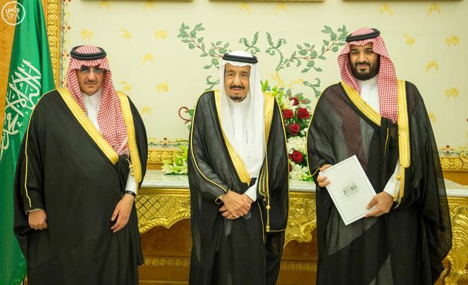 Princ Mohamed bin Salman (desno) je sin kralja Salmana (v sredini) in njegove tretje žene. | Foto: Reuters