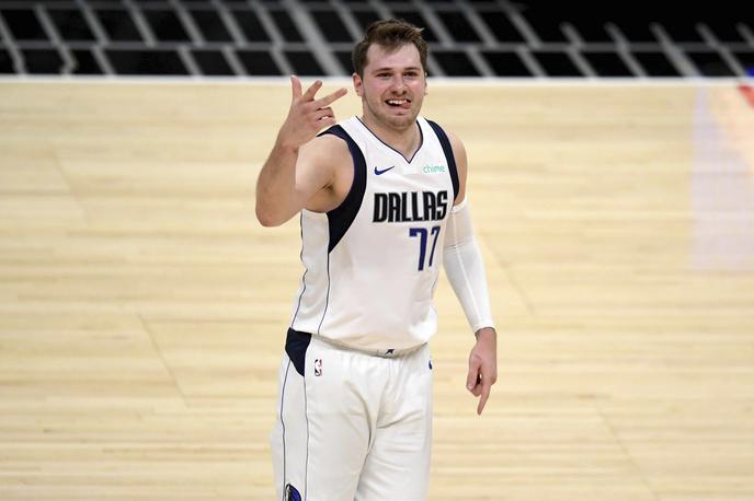 Luka Dončić | Luka Dončić je bil razigran na uvodni pripravljalni tekmi. Trener Jason Kidd ga je, kot je napovedal, v igri pustil le v prvem polčasu. V 16 minutah igre je dosegel 19 točk, v statistiko pa vpisal še šest skokov in pet asistenc. | Foto Guliverimage