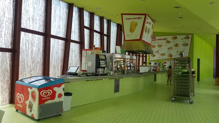 muzejski vlak V jedilnico, ki je ob bazenu, greste lahko tudi v kopalkah. Naročite kosilo in plačajte z zapestnico. | Foto: