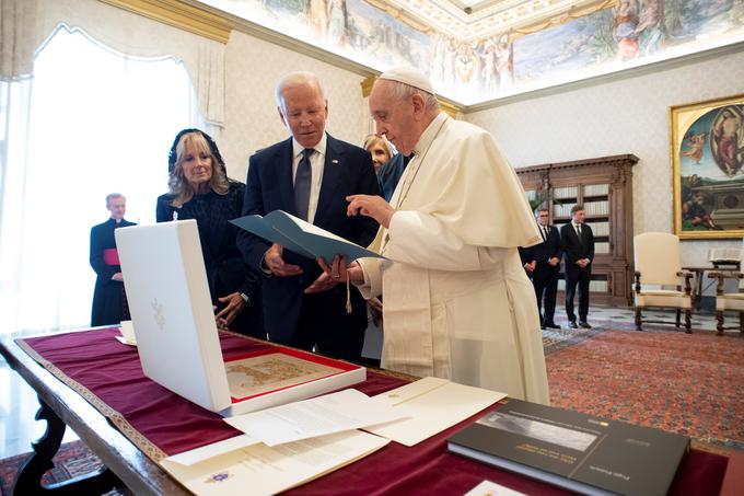 Joe Biden in papež Frančišek sta si izmenjala tudi darili.  | Foto: Reuters