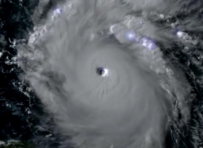 Pogled iz zraka v oko orkana. Oko nastane, ko orkan doseže stopnjo zrelosti.  | Foto: Reuters