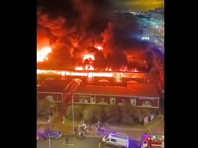 Tržnico v Sant Peterburgu zajel grozljiv požar #video