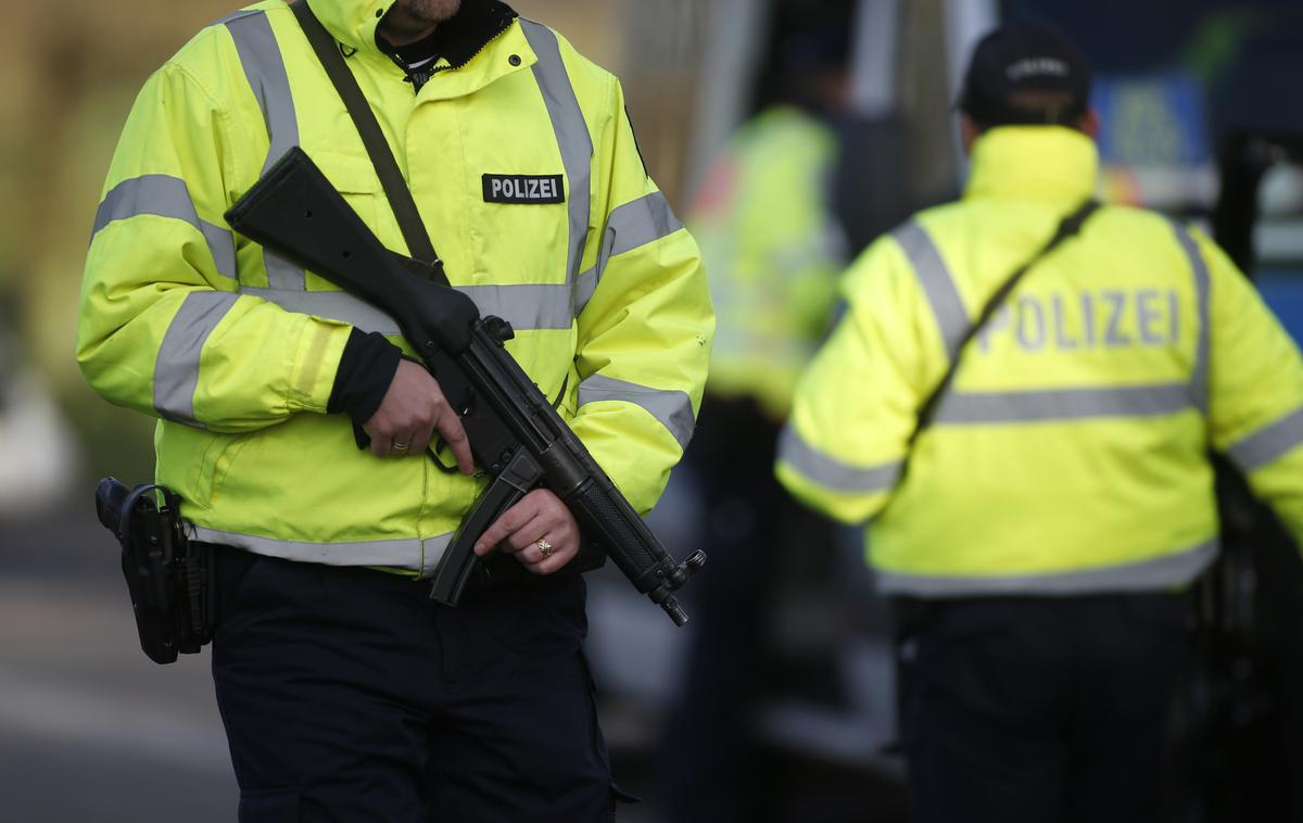 Nemška policija | Policisti so preiskali bližnjo stavbo in osumljenca našli z nožem v rokah, s katerim naj bi napadel deklici (slika je simbolična). | Foto Reuters