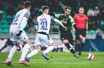 Napet derbi v Stožicah brez zmagovalca, prvakom zaušnica