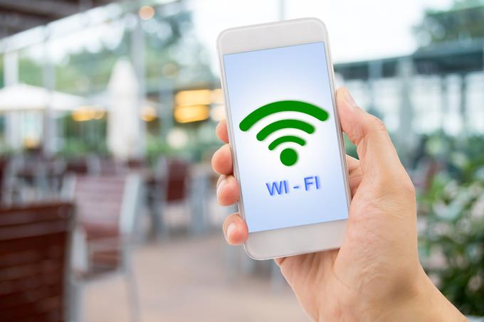 Ob višjih oziroma bolj stabilnih hitrostih internetne povezave sta prednosti Wi-Fi 6 med drugim tudi izboljšana varnost, saj se z Wi-Fi 6 bolj uveljavlja nov standard šifriranja podatkov WPA3, in pa nižja poraba elektrike oziroma baterij, saj bodo naprave prek Wi-Fi 6 bolj učinkovito komunicirale o tem, kdaj lahko izklopijo Wi-Fi anteno. | Foto: Thinkstock
