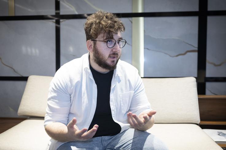 O ponavljanju vzorcev: "Po drugi strani je veliko primerov, kjer se psiha posameznika naravna na to, da jim ne pripada kaj več, ker se ne čutijo kot nekdo, ki je vreden uspeha, ravno zaradi situacije, v kateri so odraščali." | Foto: Ana Kovač