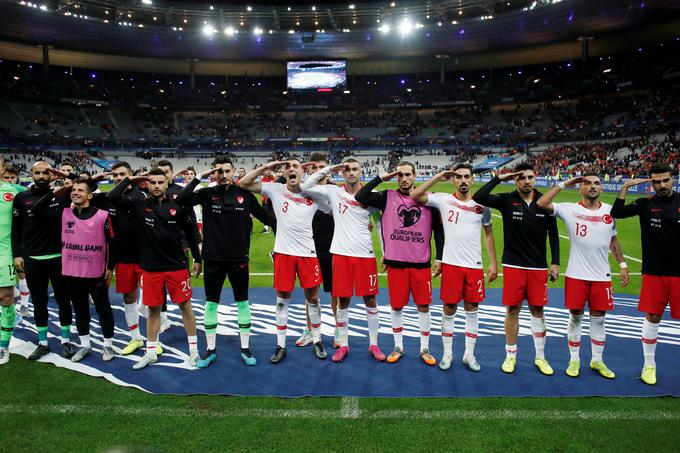 Salutiranje turških reprezentantov po odmevnem remiju v Parizu, s katerim so zadržali vodilni položaj v kvalifikacijski skupini. | Foto: Reuters