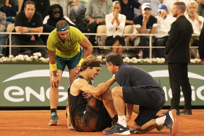 Roland Garros Nadal Zverev | Alexander Zverev se boji, da je poškodba, ki jo je staknil v polfinalu OP Francije, hujše narave.  | Foto Reuters