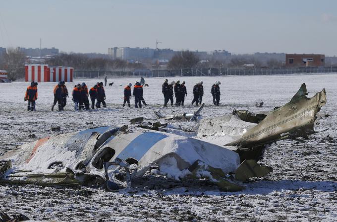 V nesreči  letala boeing 737 družbe FlyDubai v Rusiji je umrlo 55 potnikov in sedem članov posadke. | Foto: Reuters